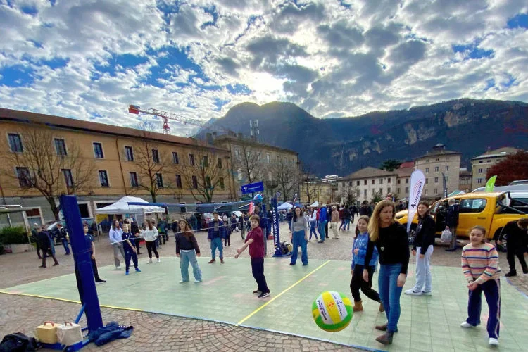 Campo di Light Volley allestito in Piazza Fiera a Trento durante la Fiera di San Giuseppe, con ragazzi che giocano