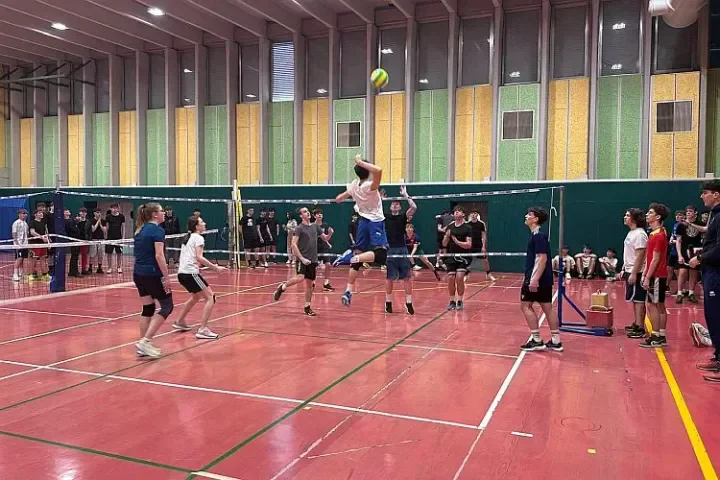 Uno studente schiaccia il pallone a rete durante un torneo di Light Volley nella palestra dell'ITT Buonarroti di Trento