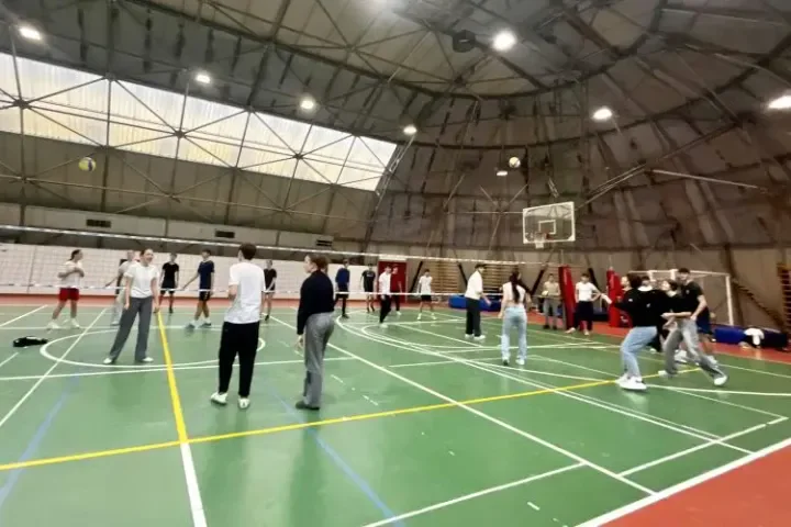 Studenti del Liceo Da Vinci di Trento giocano a Light Volley in una grande palestra durante un torneo scolastico