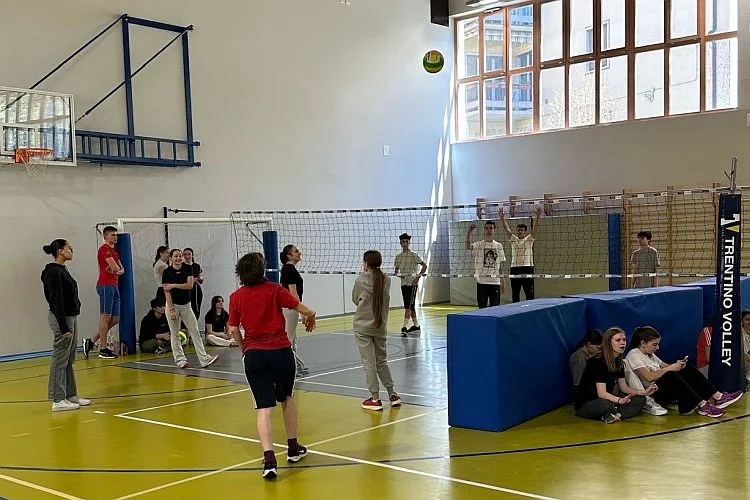 Studenti del Liceo Prati di Trento giocano a Light Volley in palestra durante un torneo scolastico